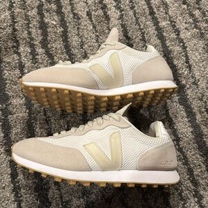 Like New Veja Río Branco (I think) US size 8 ❤️❤️❤️